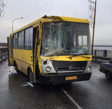 Свежие новости: В Николаеве столкнулись маршрутка и мусоровоз – пятеро пострадавших