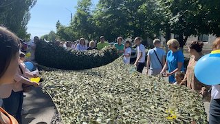 Свежие новости: На Миколаївщині волонтери сплели маскувальну сітку вагою 100 кілограмів