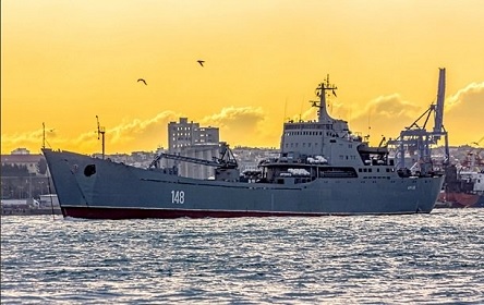 Свежие новости: В Черное море на буксире завели десантный корабль РФ