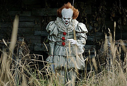 Свежие новости: В Мукачево на пранкеров открыли дело – они пугали прохожих в костюме клоуна из фильма «Оно»