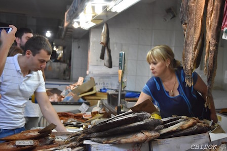 Свежие новости: ФОТОРЕПОРТАЖ: Ужасы Центрального рынка: мясо на жаре, мухи и антисанитария