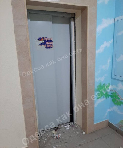 Свежие новости: В Одессе упал лифт, в котором было два человека