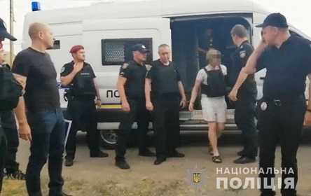 Фото новости: Убийцу Даши Лукьяненко на следственный эксперимент привезли в бронежилете и каске Свежие новости: Убийцу Даши Лукьяненко на следственный эксперимент привезли в бронежилете и каске