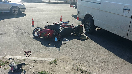 Свежие новости: В Николаеве столкнулись микроавтобус и мопед – водитель последнего госпитализирован