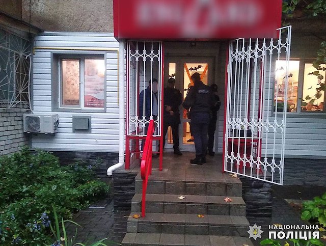 Фото новости: В Первомайске владельцу офиса подкинули записку с угрозами и оставили на пороге незажженный коктейль Молотова Свежие новости: В Первомайске владельцу офиса подкинули записку с угрозами и оставили на пороге незажженный коктейль Молотова