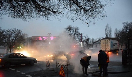 Свежие новости: В центре Николаева вновь прорвало отопление — популярный ночной клуб утонул в клубах пара