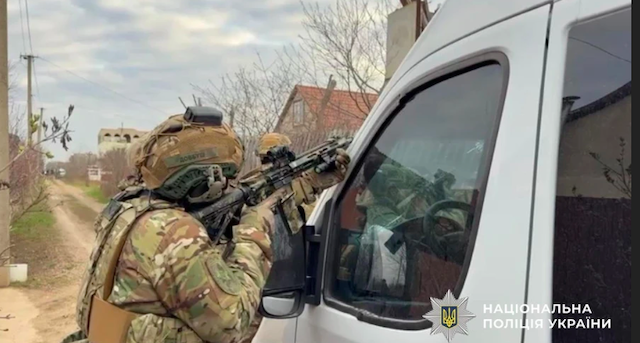 Свежие новости: Водія, який відкрив вогонь по поліцейських в Одесі, вбили під час затримання