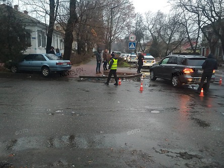 Свежие новости: В Николаеве на перекрестке «Mercedes» врезался в «Mazda»