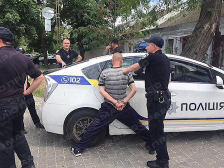 Свежие новости: В Николаеве патрульные задержали грабителя, сорвавшего с женщины цепочку