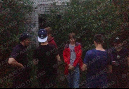 Свежие новости: ВИДЕО: В Николаеве на крышу многоэтажки вылезли подростки - их сняла полиция