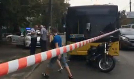 Свежие новости: В Киеве байкер не поделил дорогу с троллейбусом и 10 раз выстрелил в водителя