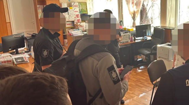 Свежие новости: Збирав з підлеглих 300 тисяч і намагався втекти з України: затримали поліцейського охорони