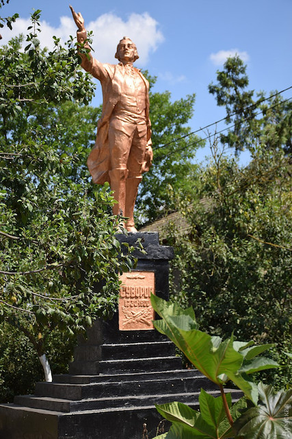 Фото новости: В Одеській області знесли ще один пам`ятник Суворову Свежие новости: В Одеській області знесли ще один пам`ятник Суворову