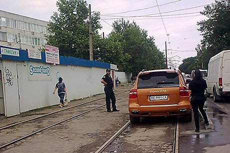 Фото новости: В Николаеве водитель так припарковал «Porsche Cayenne», что заблокировал проезд трамваев Свежие новости: В Николаеве водитель так припарковал «Porsche Cayenne», что заблокировал проезд трамваев