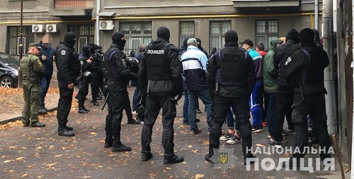 Свежие новости: Полиция задержала группу молодых людей с дубинками в правительственном квартале Киева