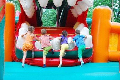 Свежие новости: «Дочка могла просто задохнуться там»: в Николаеве малышка провалилась в щель надувного батута