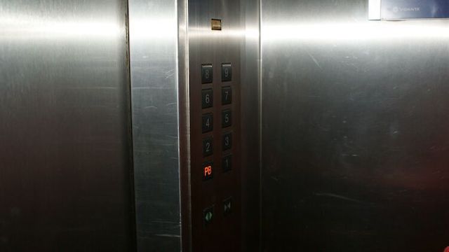 Свежие новости: В Киеве оборвался лифт с бригадой скорой помощи