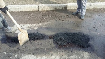 Свежие новости: В Южноукраинске коммунальщики укладывают асфальт прямо в лужи