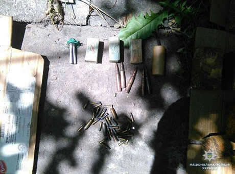 Фото новости: В Краматорске пенсионерка сдала полиции 26 кг взрывчатки Свежие новости: В Краматорске пенсионерка сдала полиции 26 кг взрывчатки