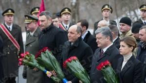 Свежие новости: Порошенко с супругой почтили память героев Крут