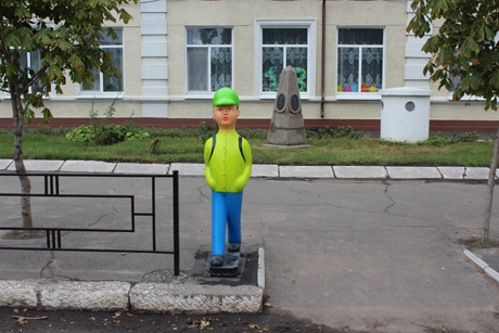 Свежие новости: Безпечний рух: у Вознесенську встановлюють спеціалізовані фігури школяра