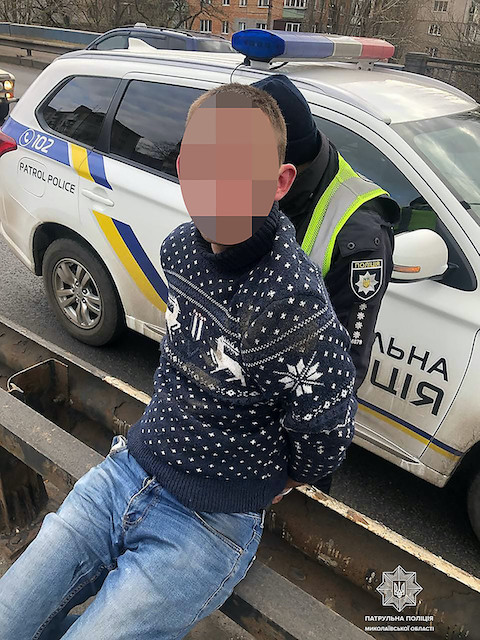 Свежие новости: Николаевские патрульные спасли мужчину, который после ссоры с девушкой хотел прыгнуть с Варваровского моста