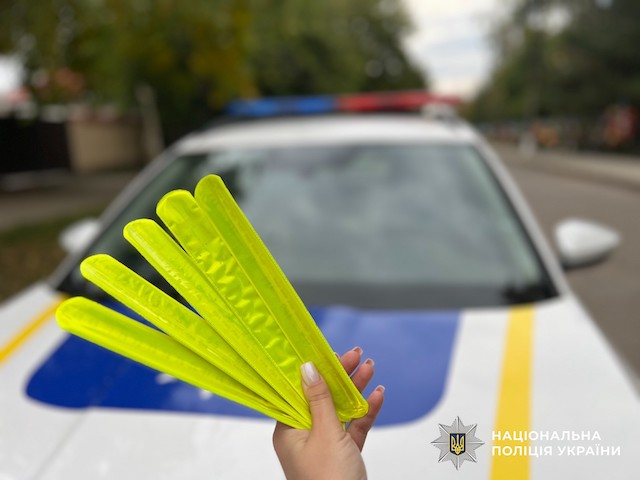 Свежие новости: У Баштанці поліцейські навчали юних пішоходів правилам безпечного руху та дарували світловідбиваючі флікери