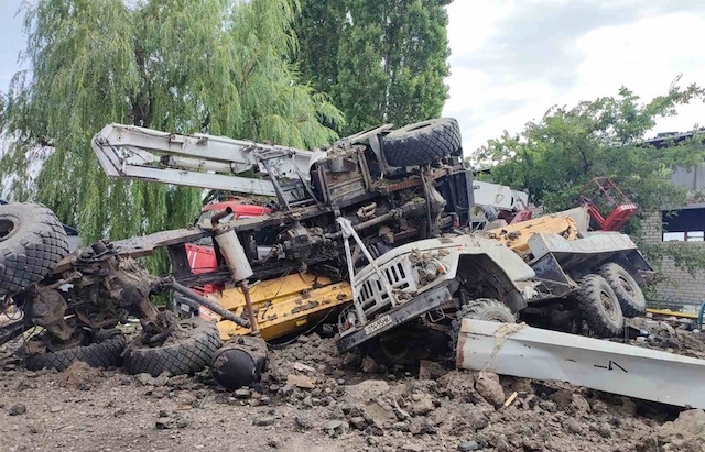 Свежие новости: Попадання ракети по підприємству в Миколаєві: 10-метрова вирва, вантажівки склало одна на одну