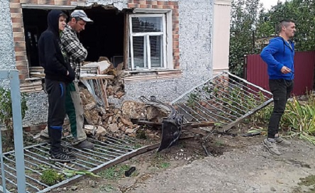 Свежие новости: «Папа смотрел телевизор и просто успел вовремя отскочить»: В Снигиревке водитель влетел на легковушке в стену дома