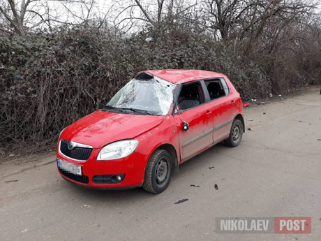Свежие новости: В Николаеве подростки на «Шкоде» влетели в открытую ливневку и перевернулись