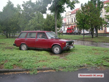 Свежие новости: В центре Николаева «ВАЗ» врезался в ограждение на главной городской магистрали