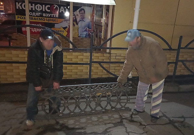 Свежие новости: В центре Николаева бездомные пытались украсть металлическое ограждение