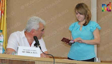 Свежие новости: В разгар сессионного заседания мэру Энергодара вручили подозрение в преступлении