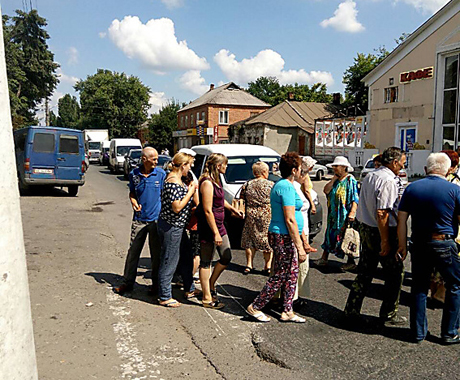 Свежие новости: Жители Первомайска на 20 минут перекрыли «киевскую» трассу – они протестовали против закрытия почты