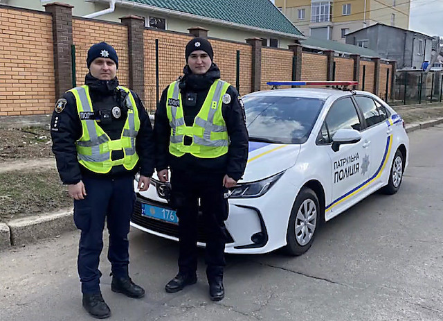 Свежие новости: В Миколаєві патрульні врятували дівчину, яка збиралась стрибнути з вікна