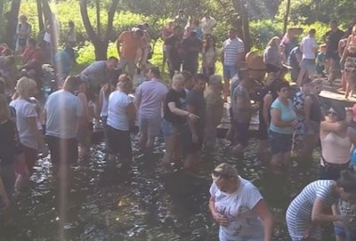 Свежие новости: На Львовщине, где наибольшее количество больных COVID-19 устроили массовое купание