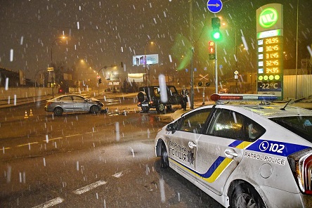 Свежие новости: ВИДЕО:  В Киеве возле заправки WOG девушка на Hyundai разбилась о Gelenvagen