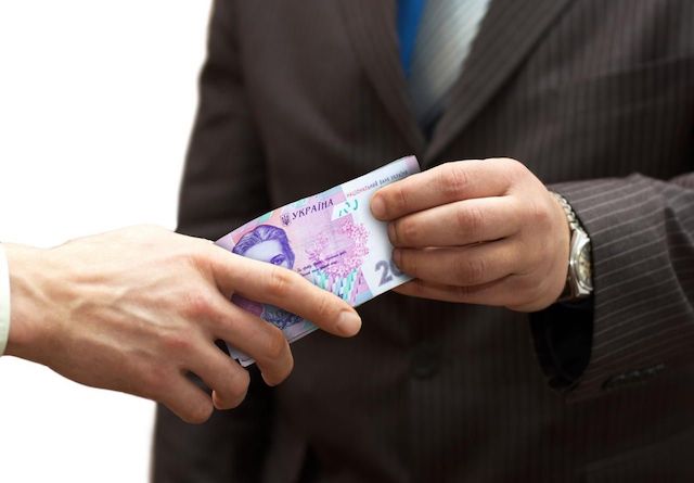 Свежие новости: Николаевцев подозревают в создании «сетки» для подкупа избирателей, им грозит 6 лет тюрьмы