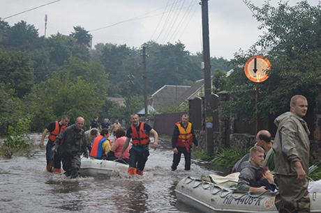 Свежие новости: В Чернигове затопило улицы, спасатели эвакуируют людей на лодках