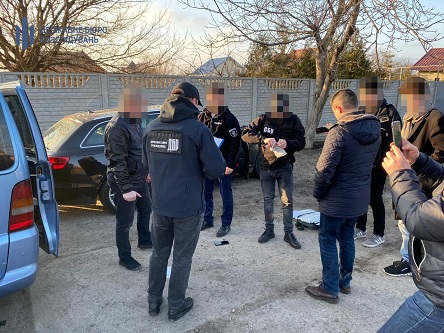 Свежие новости: Николаевское ГБР задержало инспектора таможенного поста на взятке за растаможку авто