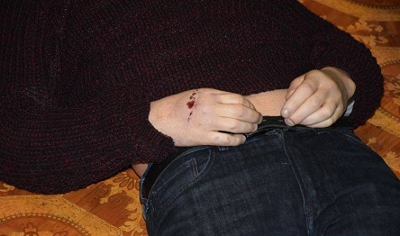 Свежие новости: «Не вижу смысла. Прости, мам...» - в Николаеве на поясе от халата повесился 28-летний парень