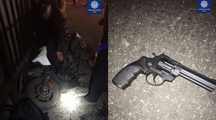 Фото новости: ВИДЕО: В Киеве мотоциклист на ходу открыл стрельбу по прохожим Свежие новости: ВИДЕО: В Киеве мотоциклист на ходу открыл стрельбу по прохожим