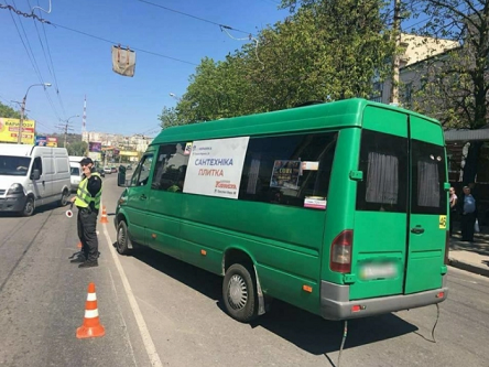 Свежие новости: У Києві з маршрутки через задні двері випав пасажир