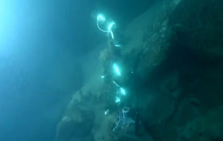 Свежие новости: В Днепропетровской области дайверы установили елку на дне карьера