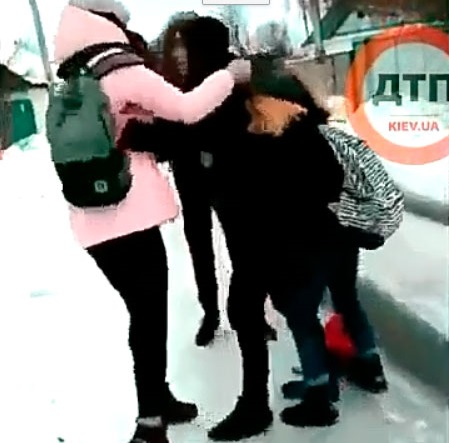 Свежие новости: Одна била - другие смеялись: в Киеве подростки устроили расправу над школьницей
