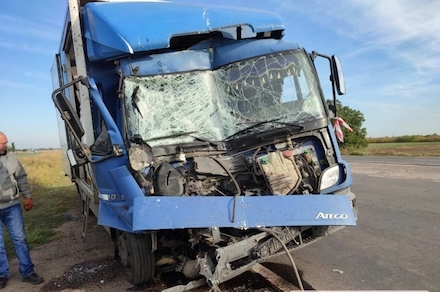 Свежие новости: Под Николаевом грузовик протаранил грузовик с тортами