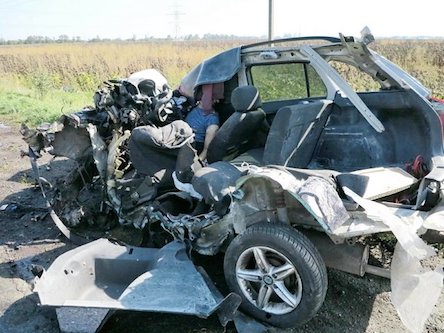 Фото новости: Жуткое ДТП под Киевом: авто разлетелось на куски, водителю оторвало голову Свежие новости: Жуткое ДТП под Киевом: авто разлетелось на куски, водителю оторвало голову