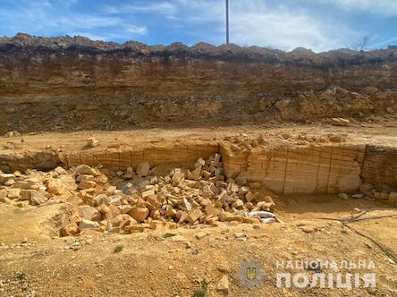 Фото новости: На Одещині правоохоронці оголосили підозру 64-річному жителю Березівського району в незаконному видобуванні корисних копалин загальнодержавного значення Свежие новости: На Одещині правоохоронці оголосили підозру 64-річному жителю Березівського району в незаконному видобуванні корисних копалин загальнодержавного значення