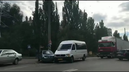 Фото новости: В Николаеве на одном перекрестке произошло ДТП с грузовиком, микроавтобусом и двумя легковушками Свежие новости: В Николаеве на одном перекрестке произошло ДТП с грузовиком, микроавтобусом и двумя легковушками