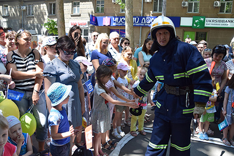 Свежие новости: Николаевские спасатели организовали для детей шоу